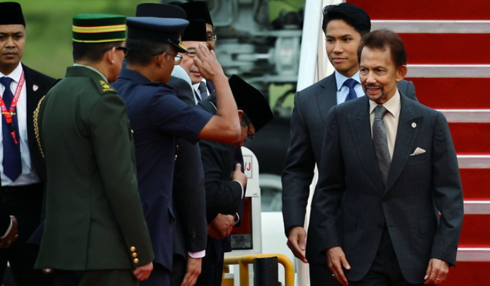 Sultan Brunei, Sultan Hassanal Bolkiah, berangkat tiba di Malaysia hari ini bagi menghadiri Sidang Kemuncak ASEAN ke-47 dan mesyuarat-mesyuarat berkaitan / BERNAMA